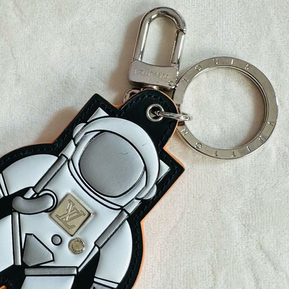 Louis Vuitton Satellite Spaceman Figurine Bag Charm and Key Holder Monogram Sate - Picture 8 of 9